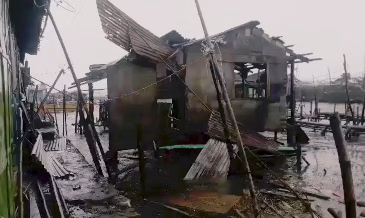 Nhiều ngôi nhà bị cơn bão tàn phá. (Ảnh: Reuters)