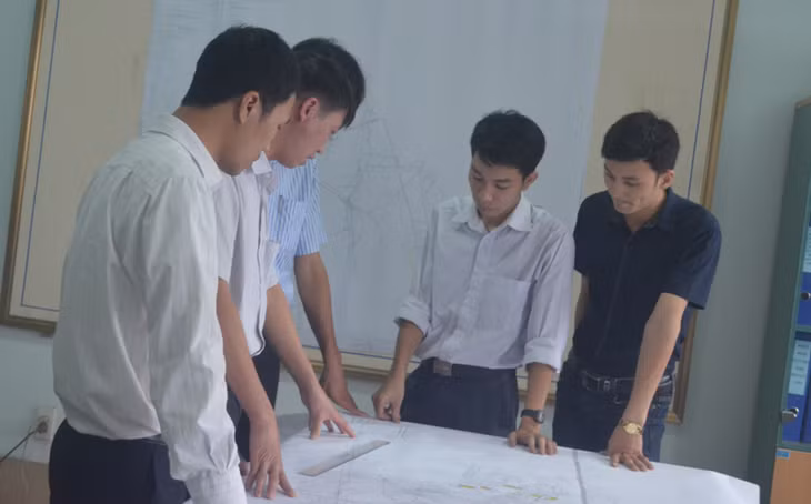Cán bộ kỹ thuật của Công ty Than Hà Lầm họp bàn phương án khai thác. Ảnh: Phạm Học.