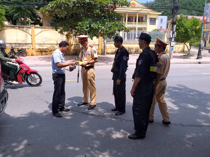 Cán bộ, chiến sĩ Phòng PK20, Công an tỉnh phối hợp với Công an huyện Vân Đồn tuần ta, kiểm soát đảm bảo an toàn giao thông trong dịp nghỉ lễ 2/9 