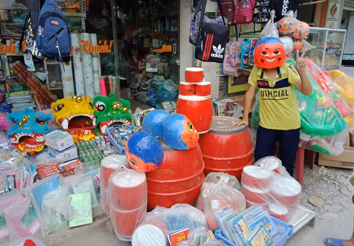 Một chú bé chọn mua mặt lạ để chuẩn bị chơi trung thu.