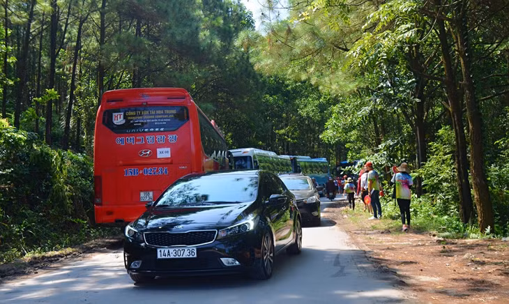 Các hãng Tour đưa gần 1.000 khách đến hồ Yên Trung