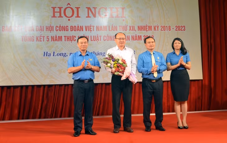 Thường trực LĐLĐ tỉnh tặng hoa chúc mừng đồng chí Bùi Minh Thanh đảm nhận chức vụ LĐLĐ tỉnh và ra mắt BCH LĐLĐ tỉnh.