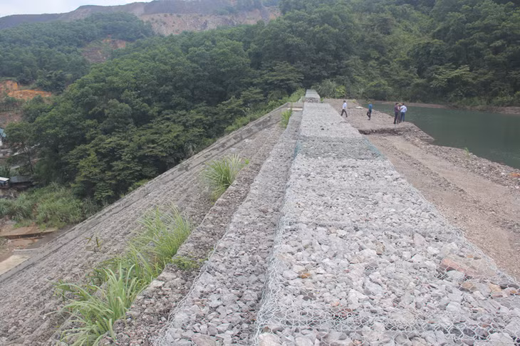 Đập chắn bãi thải khu vực Giáp Khẩu - Công ty than Hòn Gai được xây dựng kiên cố