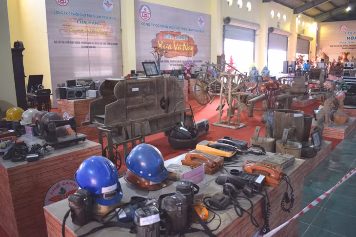 Chợ cảnh có hẳn gian hàng các vật dụng gợi kỷ niệm nhiều người về thời khó khăn bao cấp