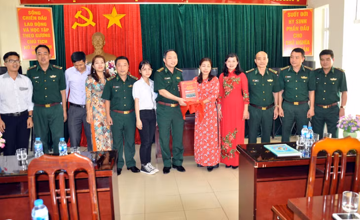 Cô Đỗ Thị Mỹ Hạnh trao tác phẩm dự thi cho lãnh đạo Bộ đội Biên phòng tỉnh
