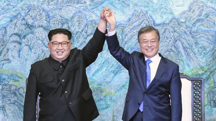Nhà lãnh đạo Triều Tiên Kim Jong-un (trái) và Tổng thống Hàn Quốc Moon Jae-in giơ cao tay sau khi ký Tuyên bố chung Panmunjom ngày 27/4/2018. Ảnh: AP