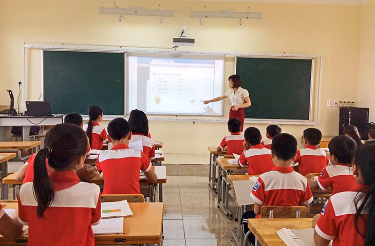 Giờ học của cô trò Trường Tiểu học Đông Ngũ (Ảnh: Lan Anh).