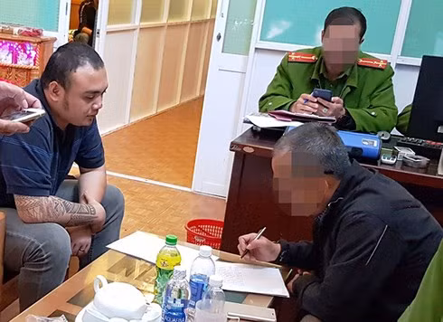Cơ quan công an làm việc với chủ cơ sở cầm đồ, cho vay Hoàng Công Minh (áo thun, bìa trái)