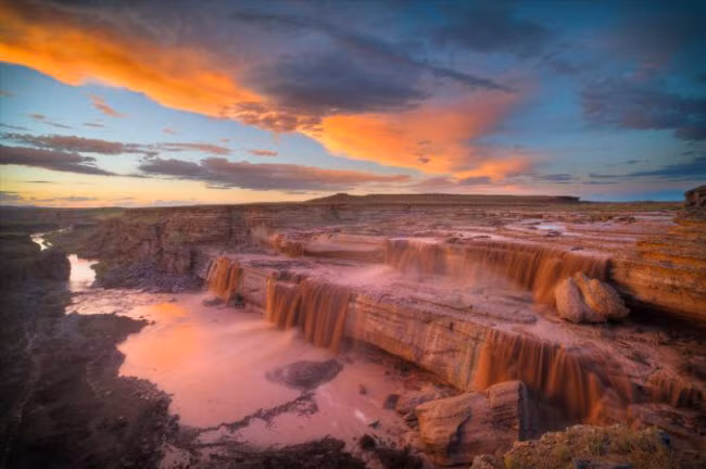Vào lúc hoàng hôn, nước trên thác Grand có màu như sô-cô-la ở sông Little Colorado, bang Arizona, Mỹ.