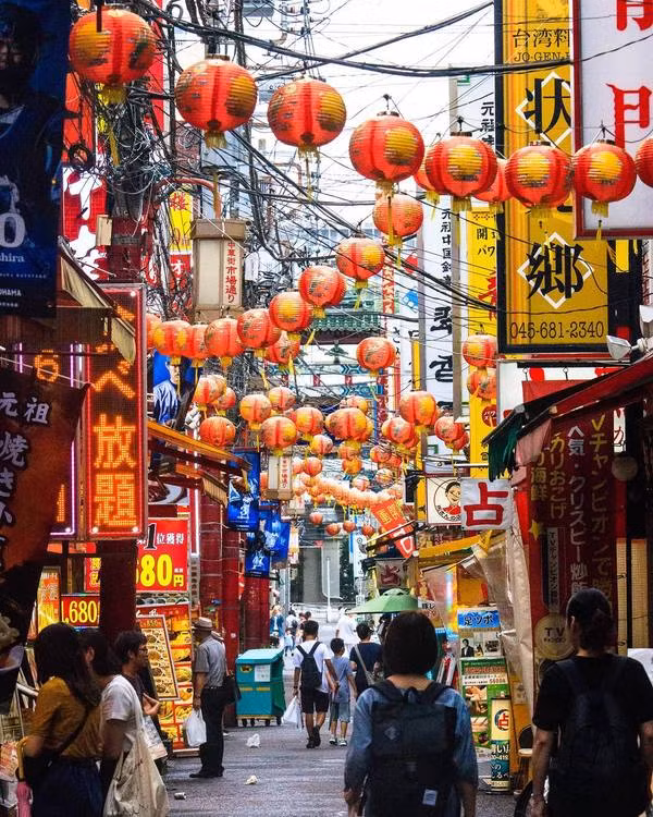 Đèn lồng được trang trí trong một ngõ nhỏ của thủ đô Tokyo, Nhật Bản. Người Nhật hay có phong tục ngắm trăng giống các nước khác, nhưng thay vì ăn bánh Trung thu, họ ăn bánh nếp trong dịp lễ. Ảnh: @xxxligerxxx.