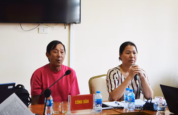 Bà Nguyễn Thị Thủy và bố đẻ là ông Nguyễn Văn Toàn trú tại tổ 8, khu 1, phường Hà Khẩu, TP Hạ Long tại buổi đối thoại