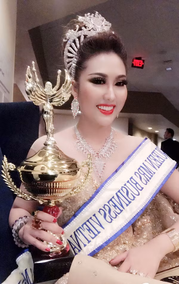 Phi Thanh Vân với giải thưởng Hoa hậu doanh nhân. Ảnh: NV.