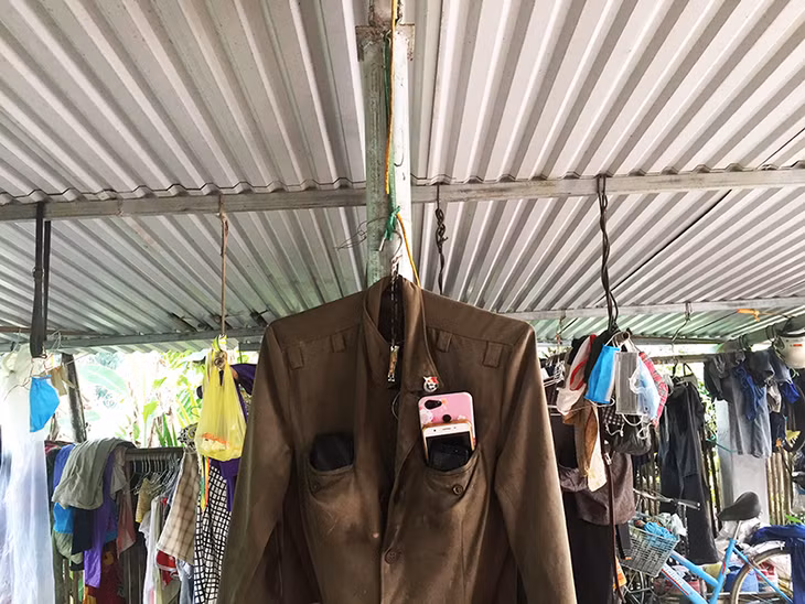 Chiếc áo quân phục của ông Bàn Sinh Linh trở thành “cột thu sóng” điện thoại di động của người dân thôn Khe Phương, xã Kỳ Thượng, huyện Hoành Bồ.
