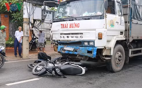 Hai xe còn bị kẹt trong gầm xe tải.