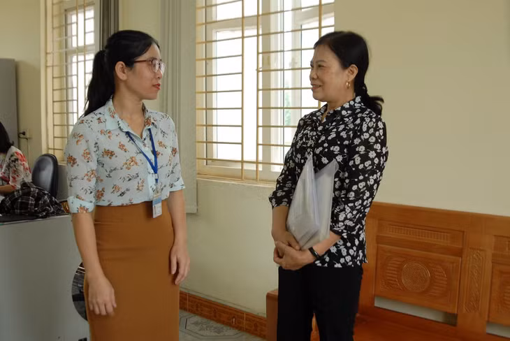 Chị Bùi Thị Phượng (bên phải) trao đổi tình hình quyên góp, ủng hộ hộ nghèo với cán bộ phường Yên Giang (TX Quảng Yên).
