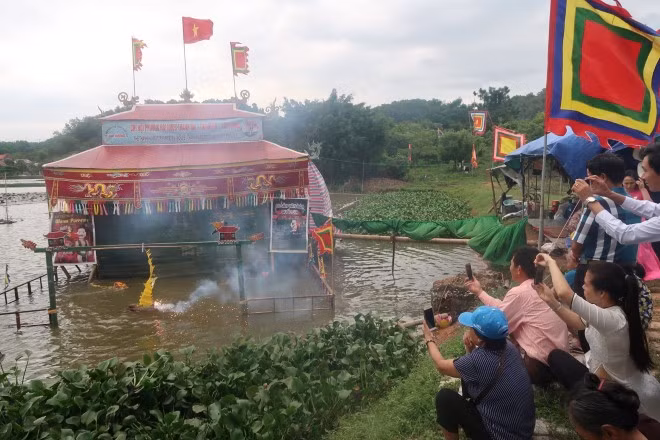 Trình diễn nghệ thuật múa rối nước ở Hải Dương. Ảnh: Hiền Anh - TTXVN