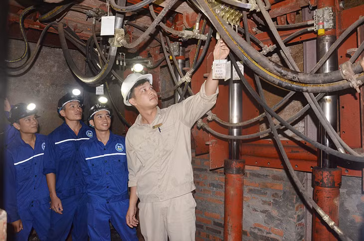 Học sinh nghề mỏ hầm lò ở Trường Cao đẳng Than - Khoáng sản Việt Nam - Phân hiệu Cẩm Phả thực tập tay nghề.