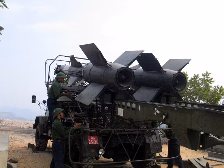 Cán bộ, chiến sĩ Trung đoàn Tên lửa 213 bảo quản vũ khí, thiết bị đảm bảo sẵn sàng chiến đấu
