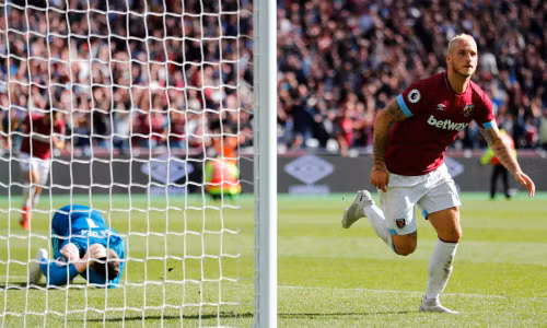 Arnautovic ghi bàn ấn định chiến thắng cho West Ham sau khi đánh bại De Gea ở tình huống đối mặt. Ảnh: Reuters.