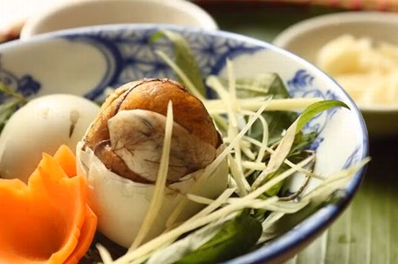 Nếu ăn trứng vịt lộn, phụ nữ có thai không nên ăn nhiều rau răm và gừng dễ dẫn tới sảy thai