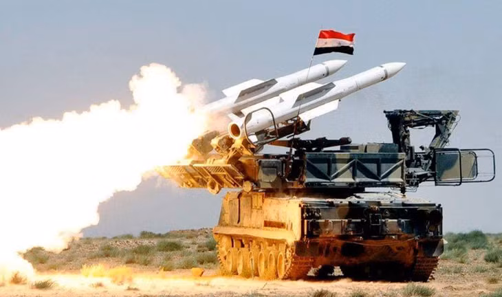 Hệ thống phòng không Syria khai hỏa. Ảnh: shorouknews