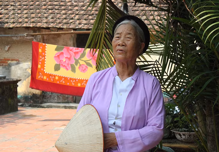 Nghệ nhân Vũ Thị Bấc sửa soạn đi hát.
