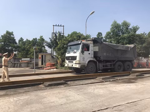 CSGT Đội 2 kiểm tra tải trọng phương tiện 