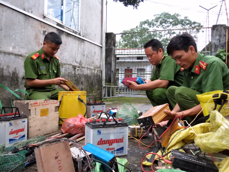 Công an huyện kiểm đếm số kích điện do nhân dân tự nguyện giao nộp.