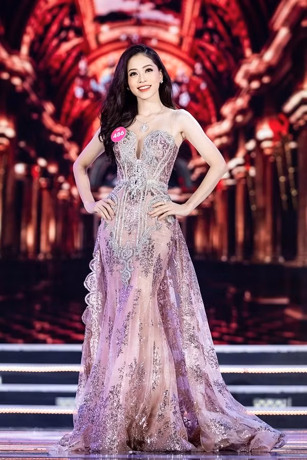 Bùi Phương Nga là người cuối cùng trả lời ứng xử. Cô trả lời khá trôi chảy câu hỏi: 