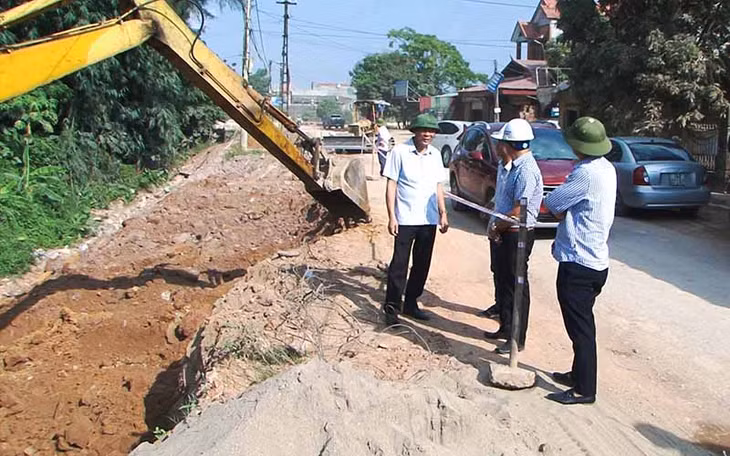Đồng chí Trần Đức Thắng, Chủ tịch UBND TX Quảng Yên kiểm tra tuyến đường 331B, đoạn Chợ Rộc- Bến Giang đang thi công