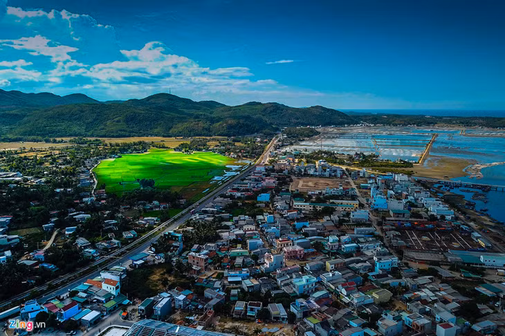 Trải dọc quốc lộ 1A, nơi đây nằm gầy cánh đồng muối rộng 100 ha. Theo cứ liệu lịch sử, năm 1471 trong cuộc nam chinh của mình, vua Lê Thánh Tông cùng binh lính đã dừng chân tại đây nghỉ ngơi, trước khi tiến quân vào đầm Thị Nại (Quy Nhơn) và thành Đồ Bàn (Vương quốc Chăm Pa).