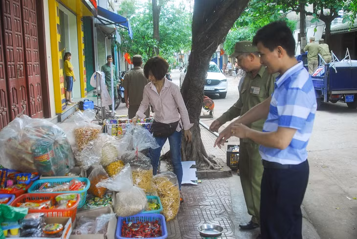 Cán bộ MTTQ cùng đại diện các đoàn thể phường Đông Triều và lực lượng trật tự đô thị TX Đông Triều vận động người dân chấp hành quy định hành lang an toàn giao thông, vệ sinh môi trường.