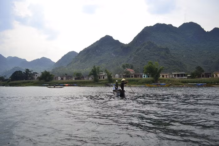 Người dân thường vớt rong về làm thức ăn cho cá và cũng để khơi thông dòng chảy