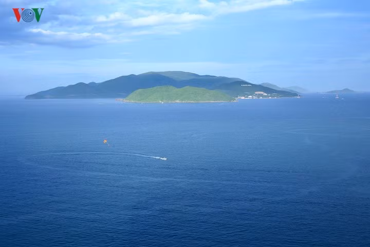 Vịnh Nha Trang và đảo Hòn Tre nhìn từ trung tâm thành phố.