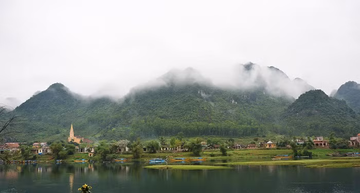 Sông Son vào cuối thu đẹp đến xao lòng, bóng tháp chuông nhà thờ, những mái nhà nhỏ nép mình bên vách núi mây phủ trắng.