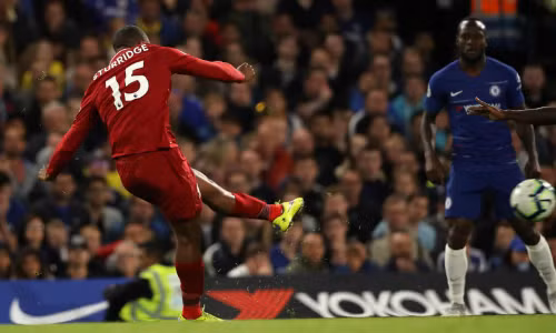 Sturridge thực hiện cú sút ghi bàn gỡ hòa trong pha chạm bóng đầu tiên. Ảnh: AFP.