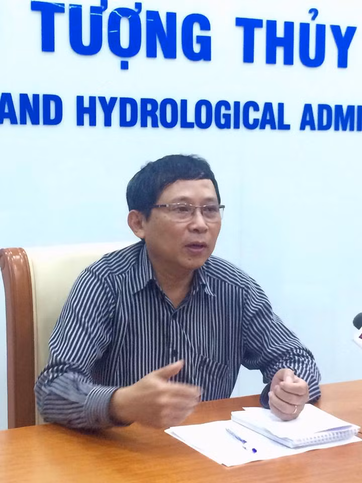 Ông Lê Thanh Hải, Phó Tổng Cục trưởng Tổng Cục Khí tượng thủy văn (Bộ Tài nguyên & Môi trường) trao đổi với phóng viên.