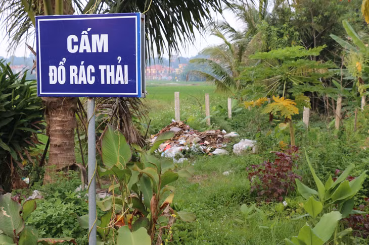 Để đảm bảo môi trường, xã Hiệp Hòa đã cắm rất nhiều biển 
