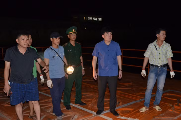 Đồng chí Ngô Hoàng Ngân, Bí thư Thành ủy Móng Cái kiểm tra cầu phao Thành Đạt