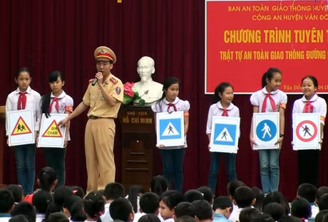Công an huyện Vân Đồn tuyên truyền Luật giao thông.