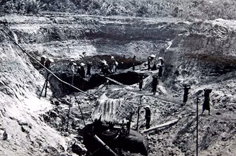 Khai trường than thời Pháp thuộc. (Ảnh Tư liệu Bảo tàng Quảng Ninh)