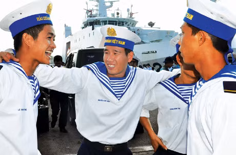 Ôi, đất liền - đó là tiếng reo trên mỗi con tàu khi cập cảng và niềm vui hội ngộ sáng rạng ngời trên mỗi gương mặt (ảnh). Vâng, ta lại về đất liền thân thương và trong lòng luôn có một góc hoài mong về một nơi xa có tiếng gà trưa, giữa biển khơi, sóng vỗ trập trùng.