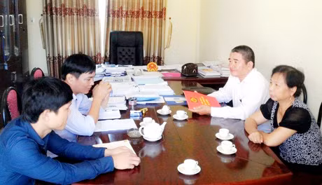 Cán bộ Văn phòng Thừa phát lại Hạ Long tư vấn cho khách hàng. Ảnh: Tuấn Hương
