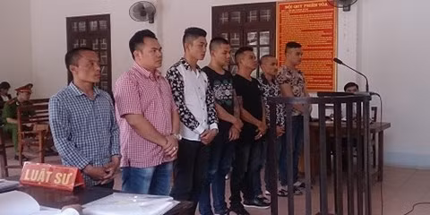 Nhận thấy còn nhiều mâu thuẫn trong việc xác định thương tích và nhân thân của bị hại, Hội đồng xét xử sơ thẩm TAND huyện Văn Lãng (Lạng Sơn) đã quyết định trả hồ sơ, yêu cầu điều tra bổ sung vụ án Hoàng Ngọc Hưng (SN 1971, trú tại xã Tân Thanh, Văn Lãng) và 6 bị can khác bị truy tố về tội “Cố ý gây thương tích’…