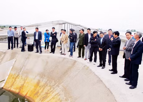 Ban Tổ chức Hội thi STKT tỉnh lần thứ V (2014-2015) cùng các đại biểu tại hội nghị tập huấn về kỹ thuật nuôi trồng thuỷ sản tham quan mô hình nuôi tôm của ông Bùi Ngọc Liêm, khu 9, phường Hải Hoà (TP Móng Cái).