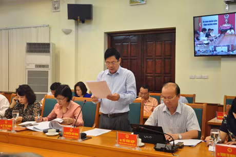 Đồng chí Nguyễn Văn Minh, Giám đốc Sở Kế hoạch và Đầu tư báo cáo tình hình phát triển kinh tế xã hội tháng 4