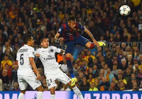 Neymar đánh đầu trước hàng thủ lỏng lẻo của PSG. Ảnh: Reuters