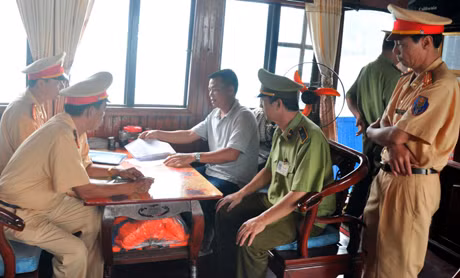 Đại diện 2 đơn vị phối hợp kiểm tra, xử lý tàu vi phạm quy định.
