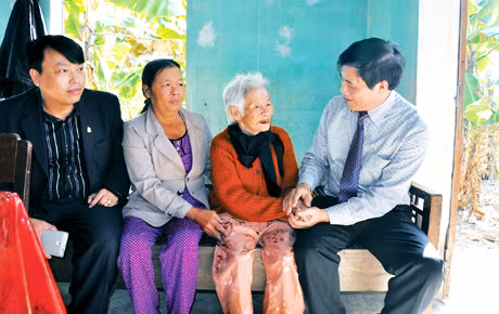 Đồng chí Nguyễn Tiến Mạnh, Chủ tịch Hội Nhà báo tỉnh, Tổng Biên tập Báo Quảng Ninh (bên phải), thăm Bà mẹ VNAH Trương Thị Tám, thôn Nghĩa Bắc, xã Đại Nghĩa (huyện Đại Lộc, tỉnh Quảng Nam). Ảnh: Hữu Duy