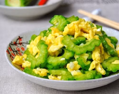Người đang mắc bệnh tiêu hóa nên hạn chế ăn mướp đắng.